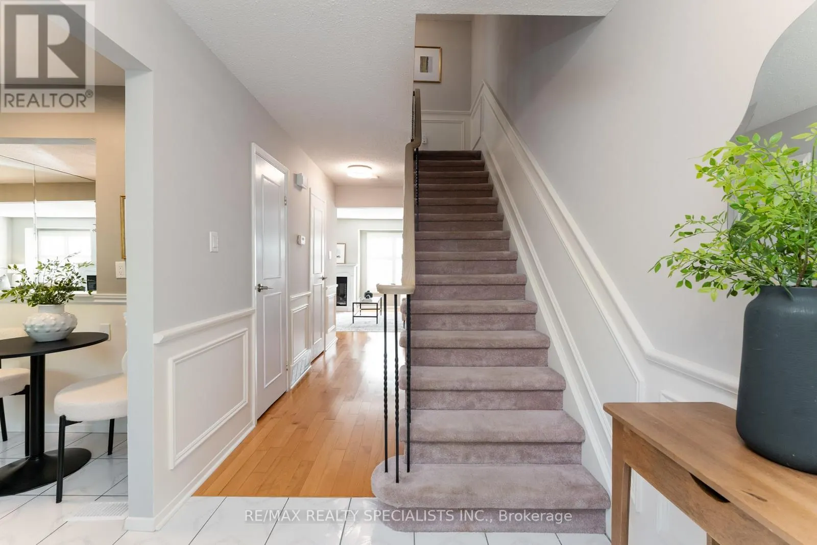 6 - 2252 UPPER MIDDLE ROAD