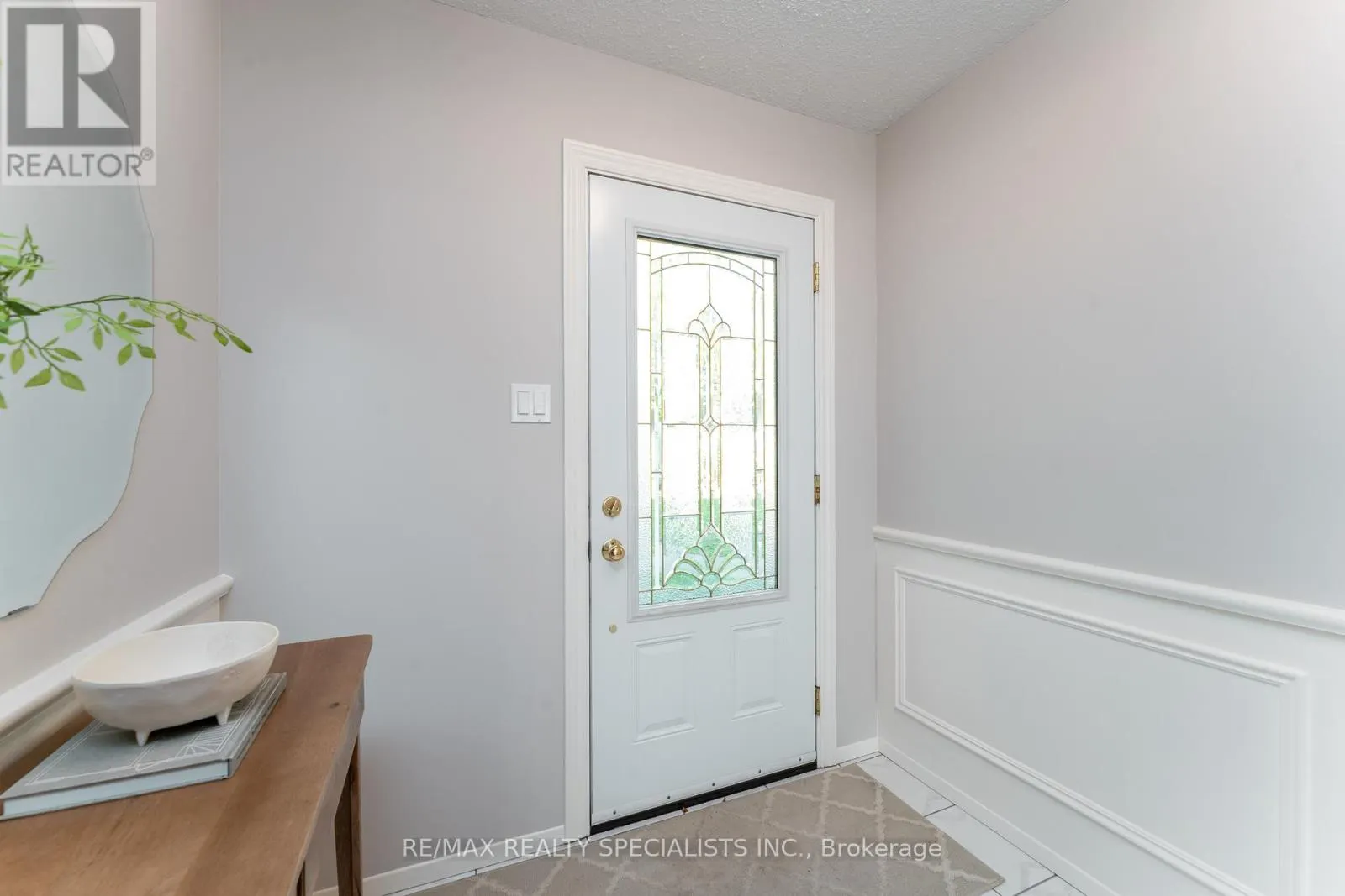 6 - 2252 UPPER MIDDLE ROAD