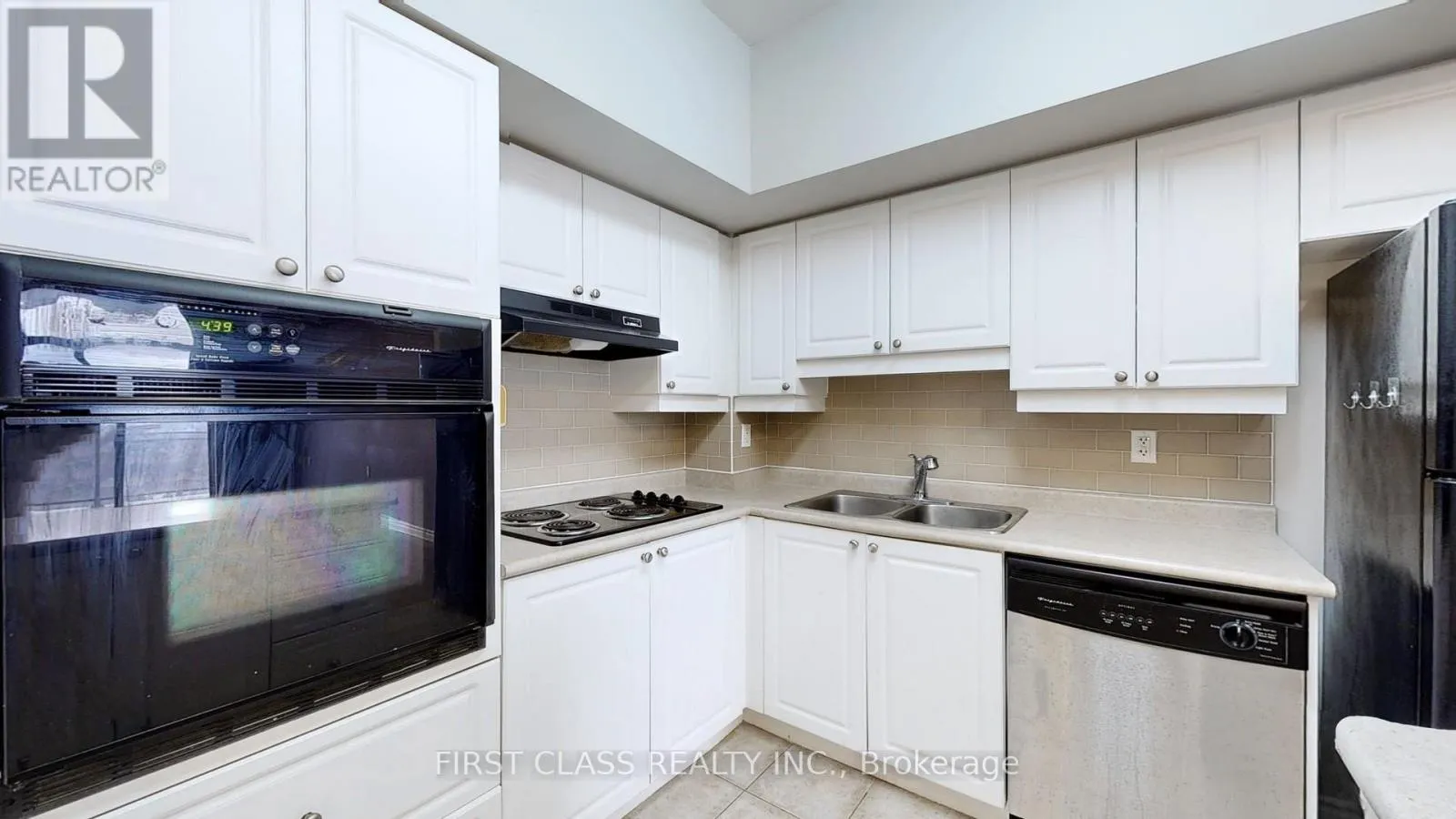 1201 - 810 SCOLLARD COURT