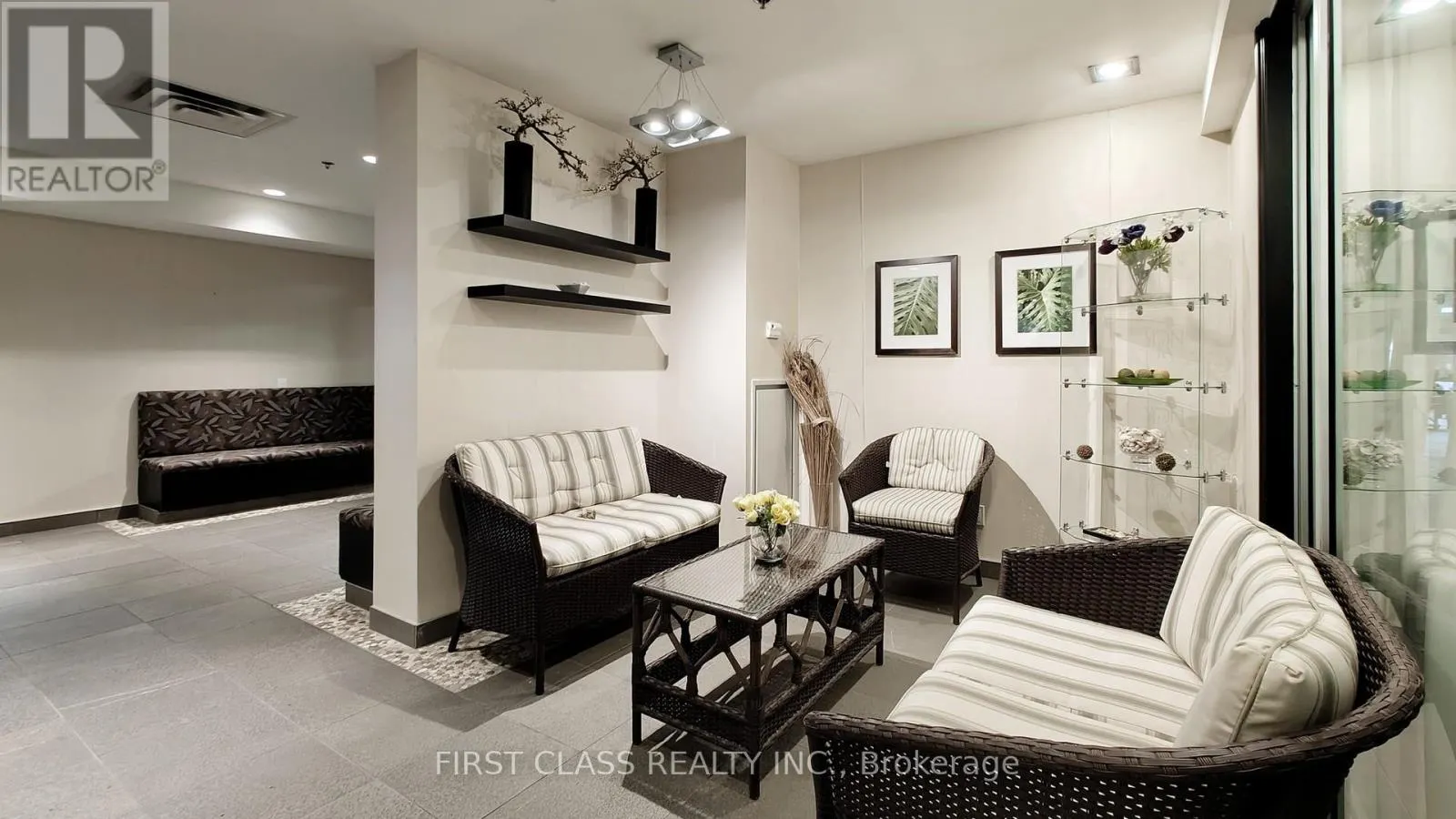 1201 - 810 SCOLLARD COURT