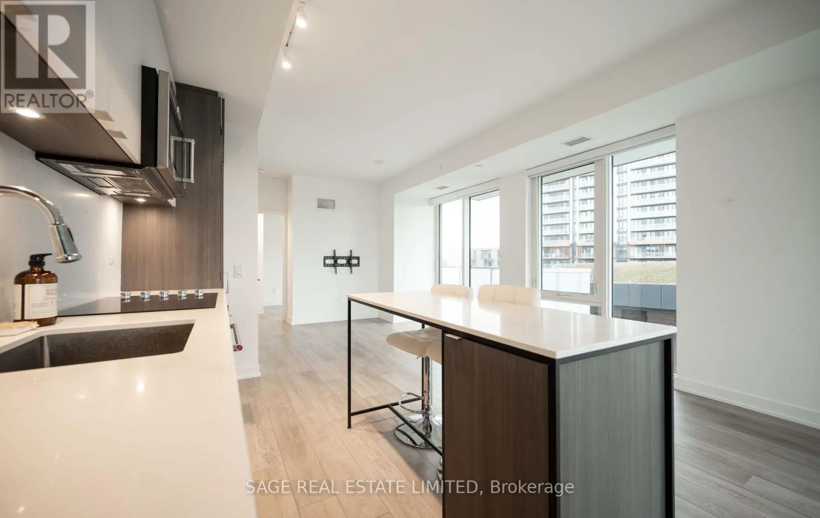 330 - 215 LAKESHORE ROAD W