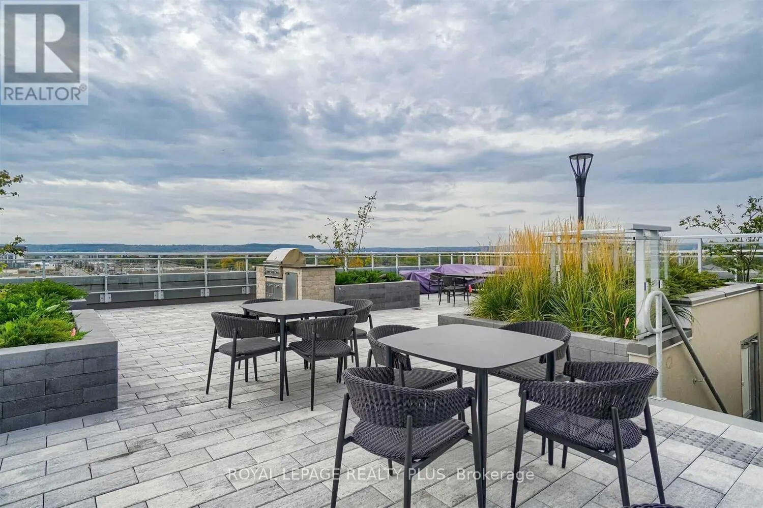 208 - 1050 MAIN STREET E