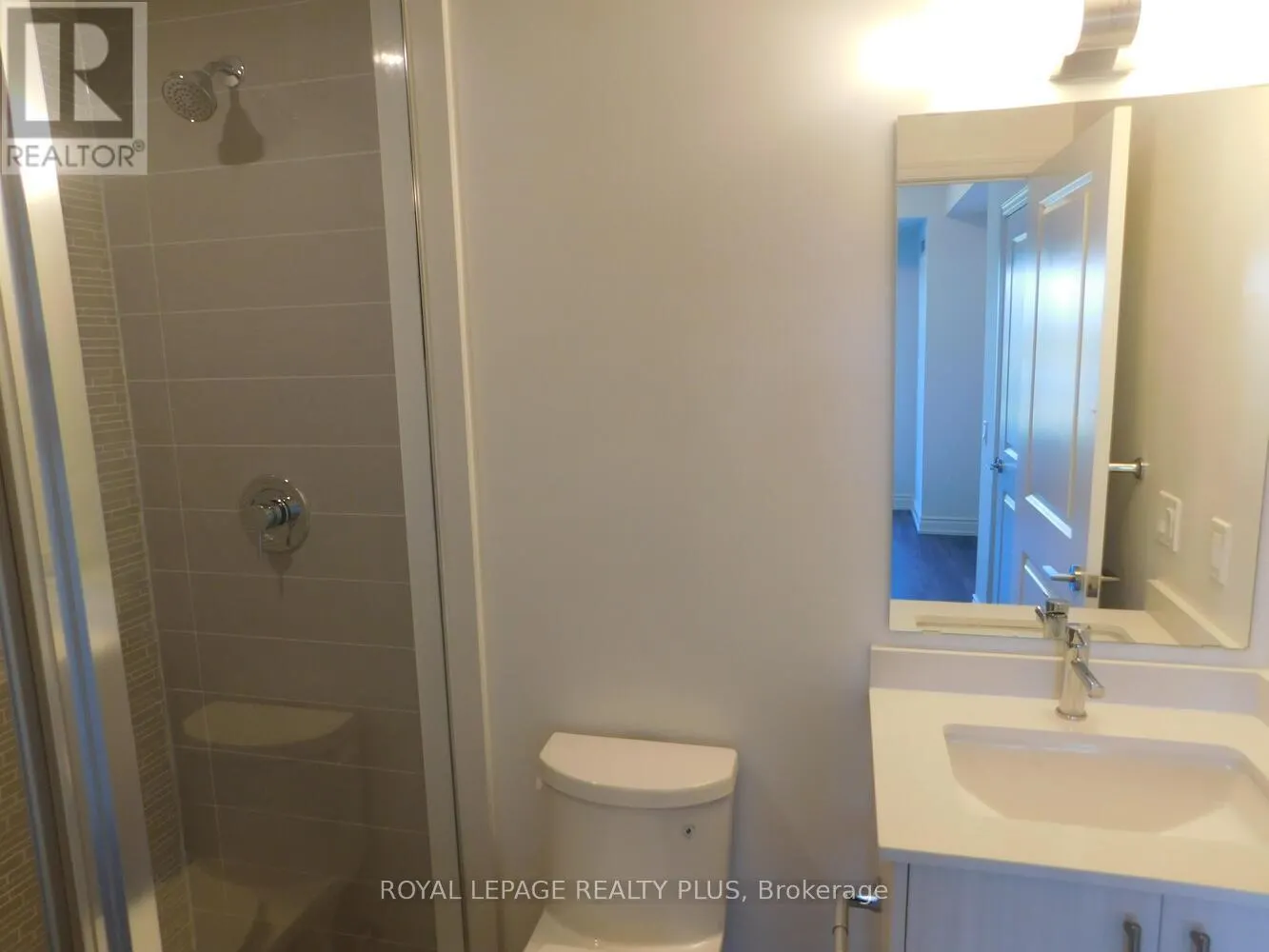 208 - 1050 MAIN STREET E