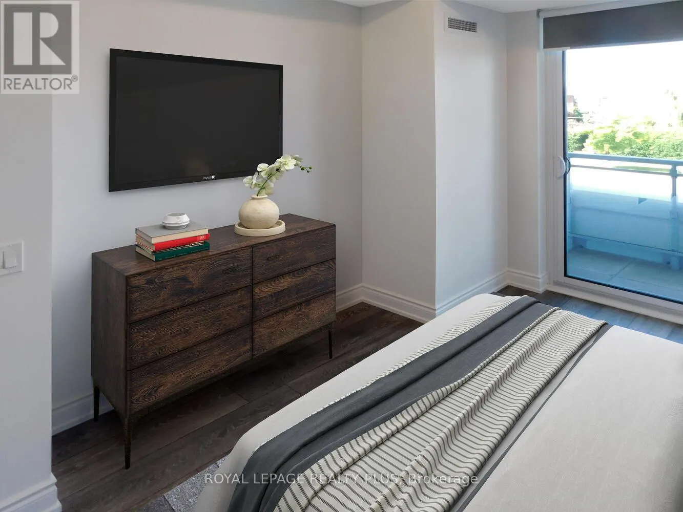 208 - 1050 MAIN STREET E