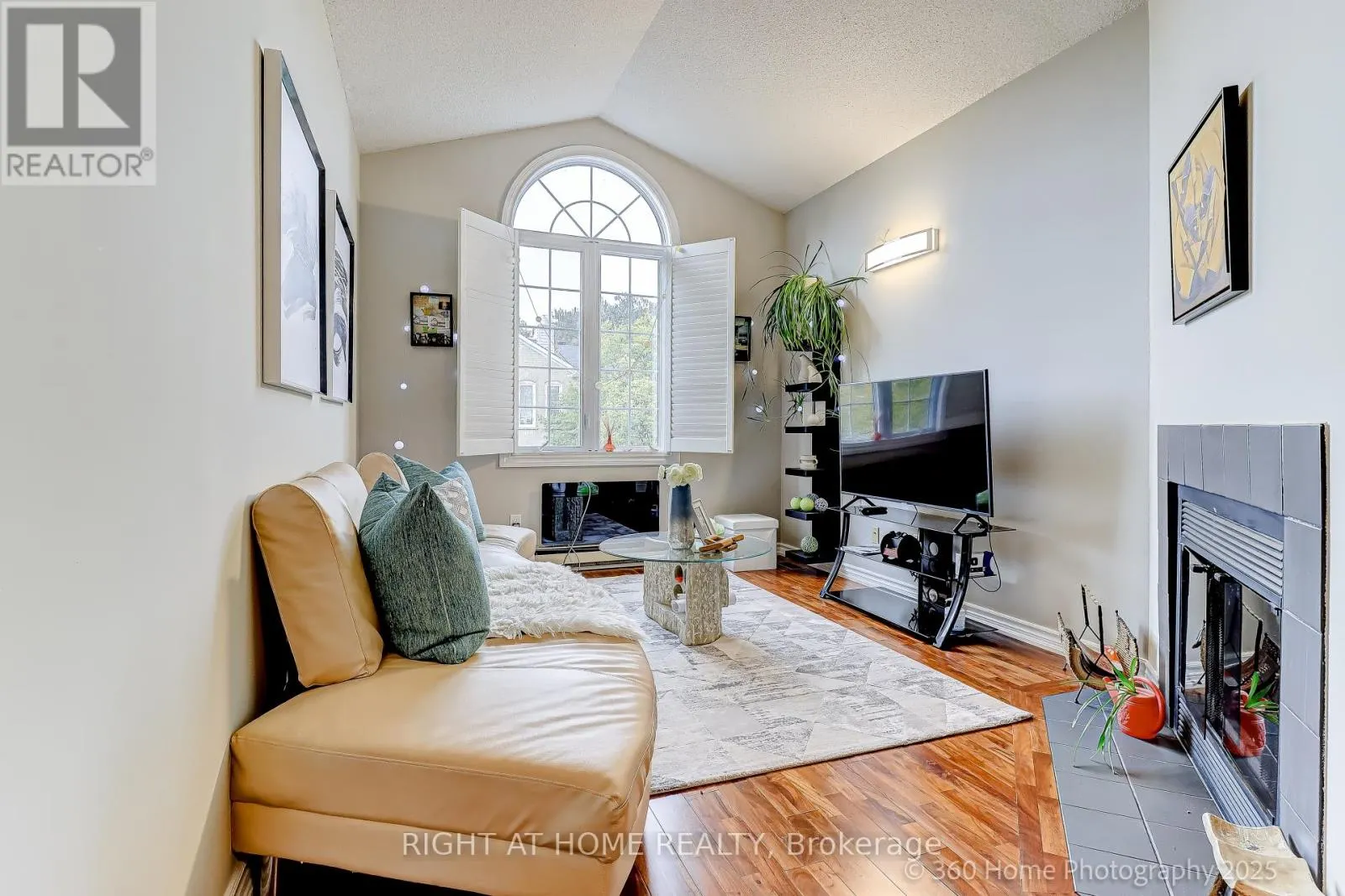 32 HEATHCLIFFE SQUARE