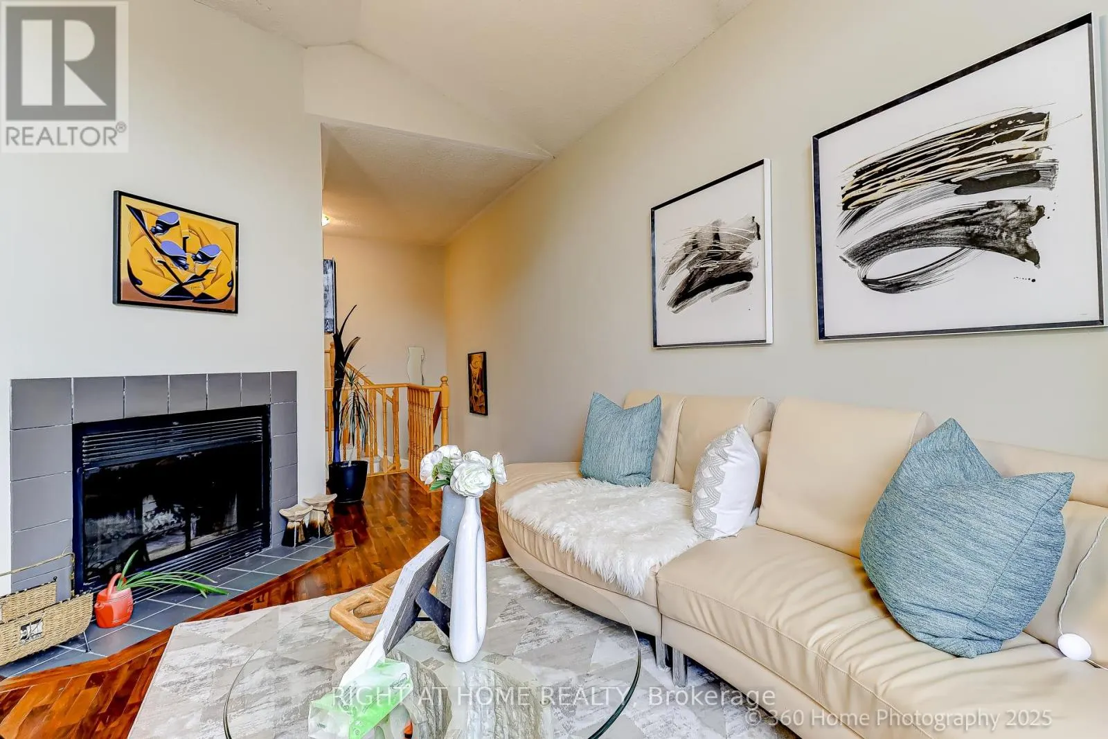 32 HEATHCLIFFE SQUARE