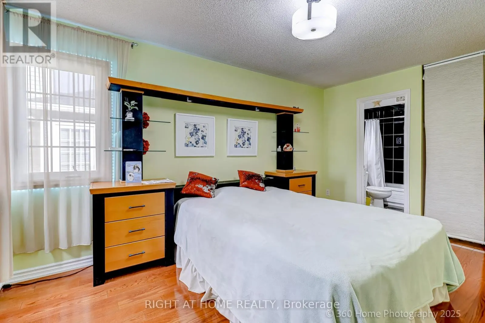 32 HEATHCLIFFE SQUARE