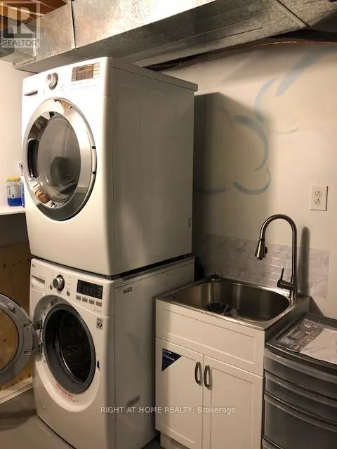 32 HEATHCLIFFE SQUARE