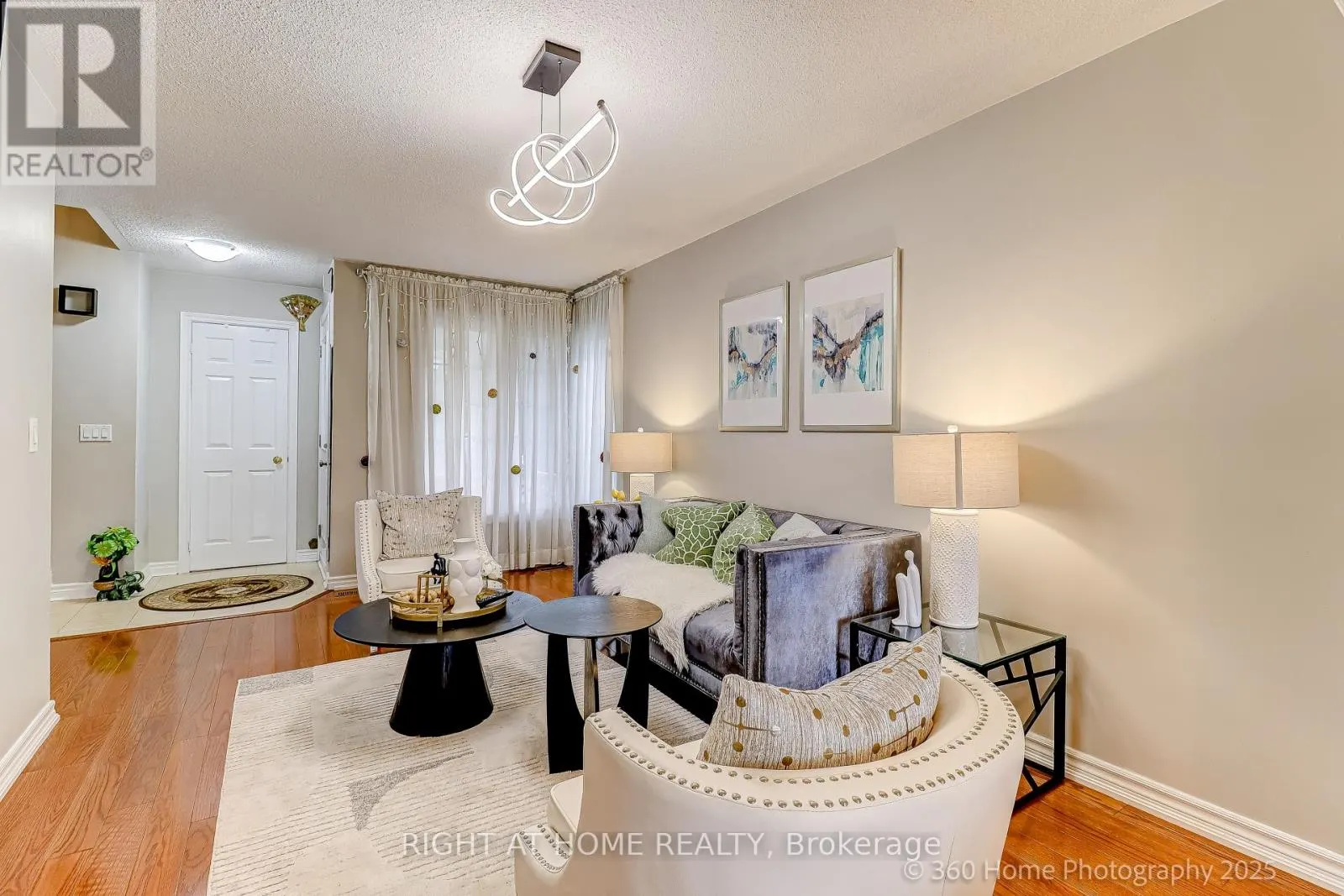 32 HEATHCLIFFE SQUARE