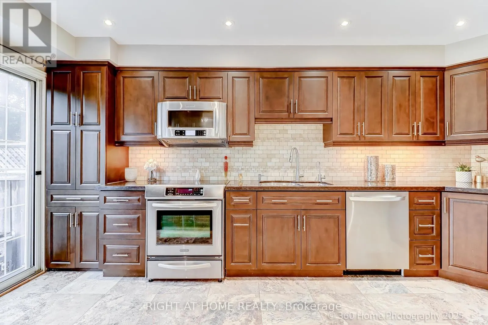 32 HEATHCLIFFE SQUARE