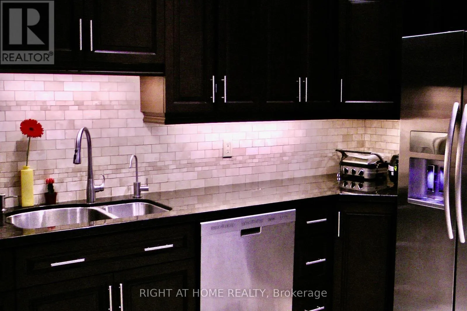 32 HEATHCLIFFE SQUARE