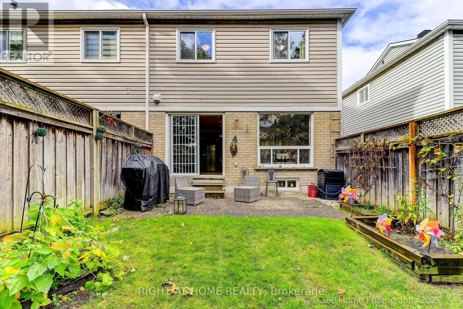 32 HEATHCLIFFE SQUARE