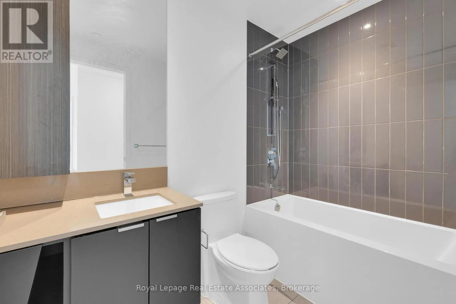 1909 - 3883 QUARTZ ROAD