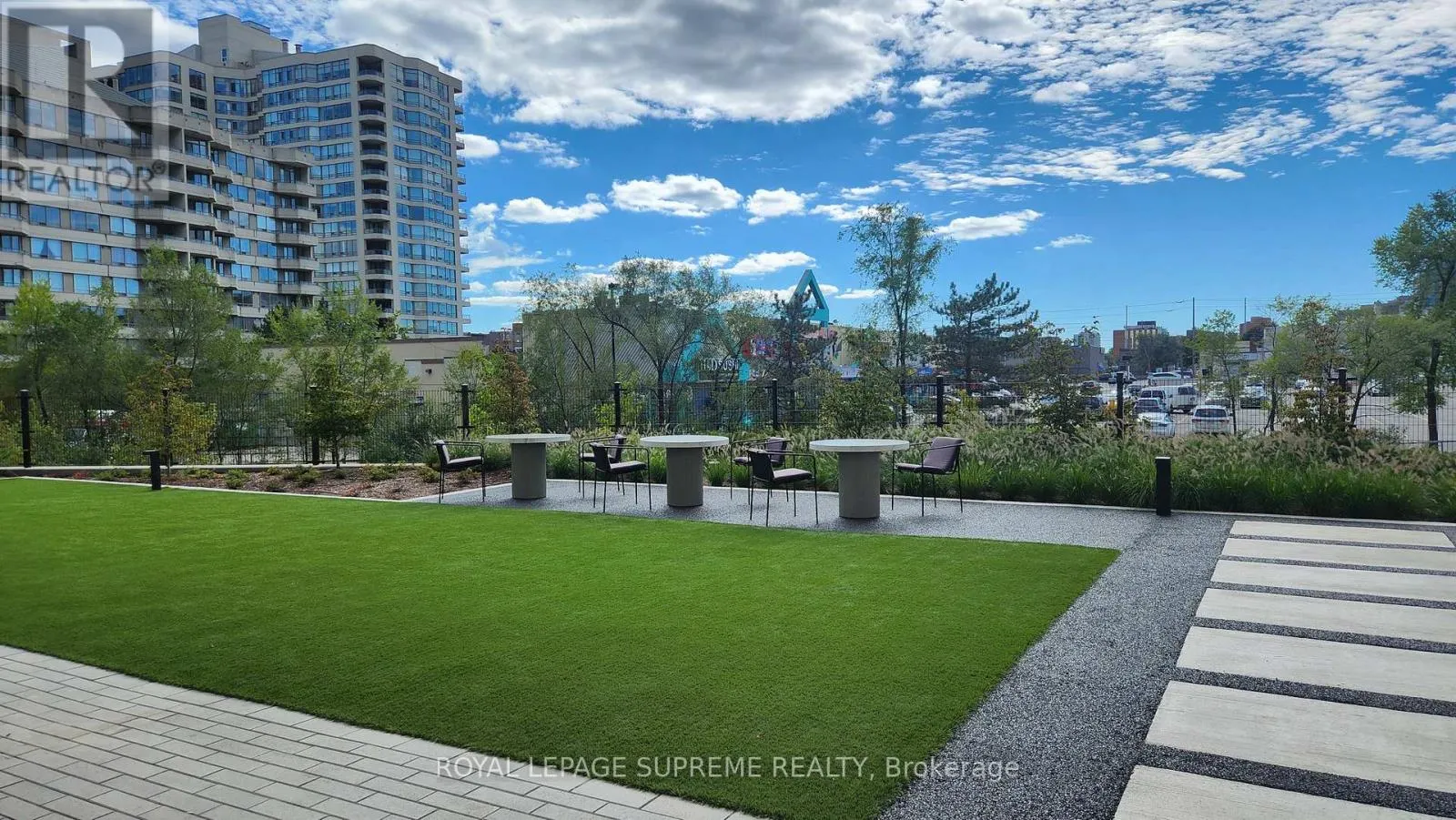 424 - 86 DUNDAS STREET E