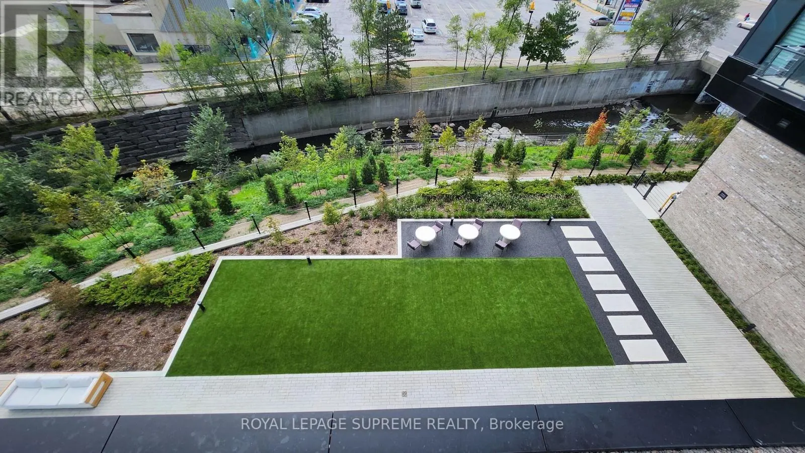 424 - 86 DUNDAS STREET E