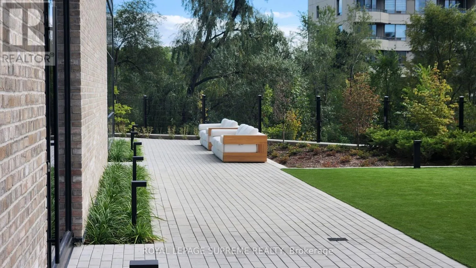 424 - 86 DUNDAS STREET E