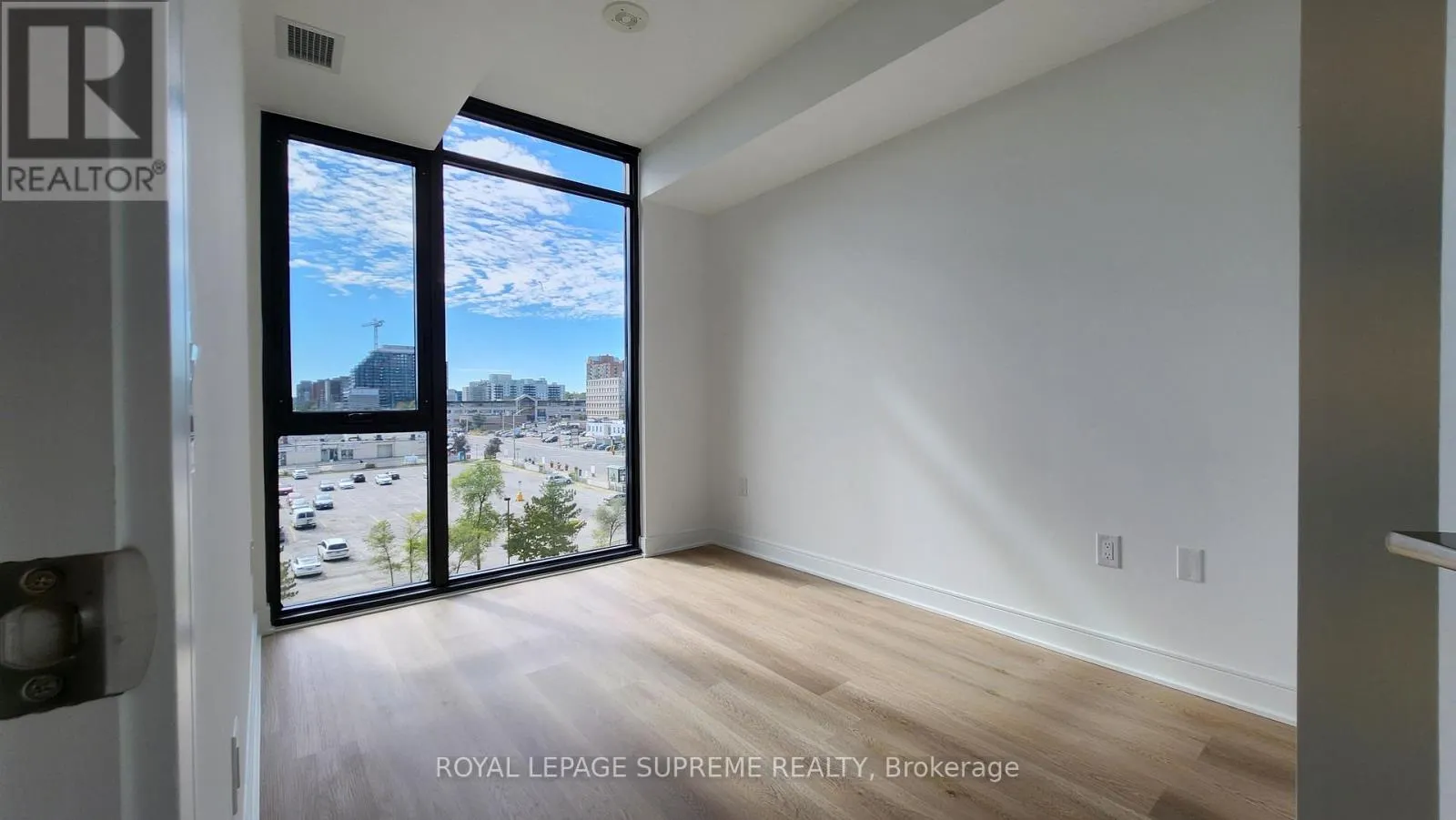 424 - 86 DUNDAS STREET E