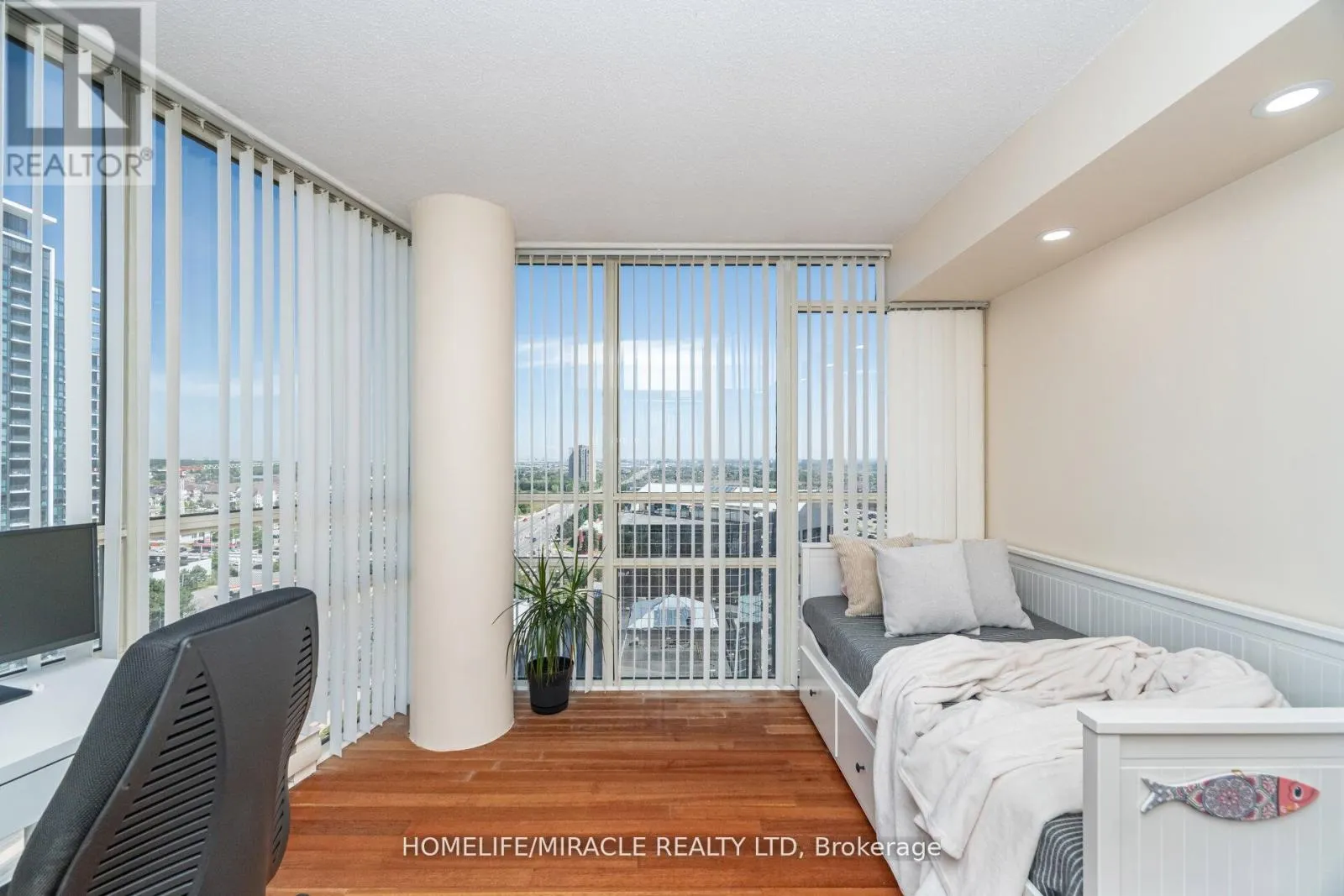 1701 - 50 EGLINTON AVE W