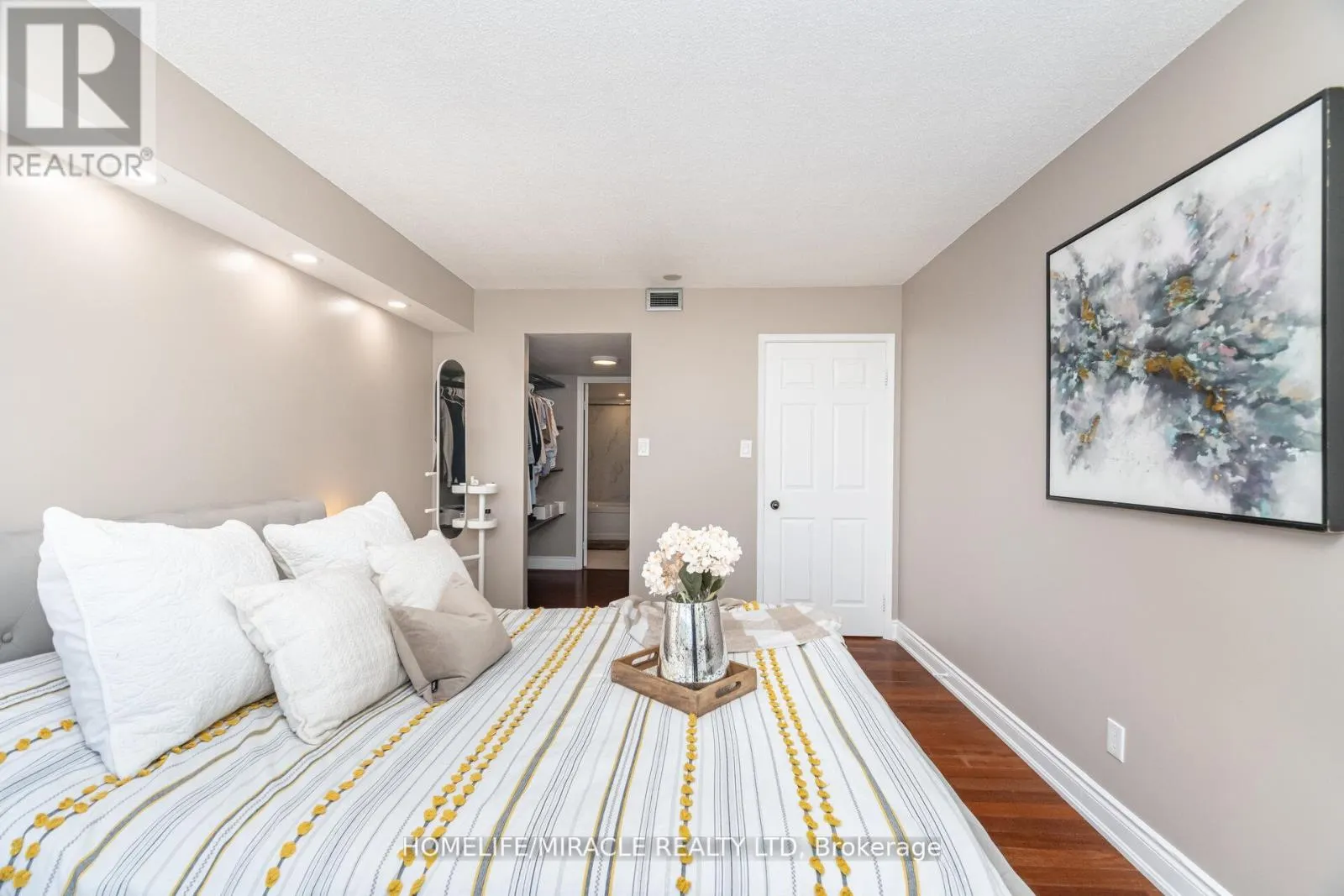 1701 - 50 EGLINTON AVE W