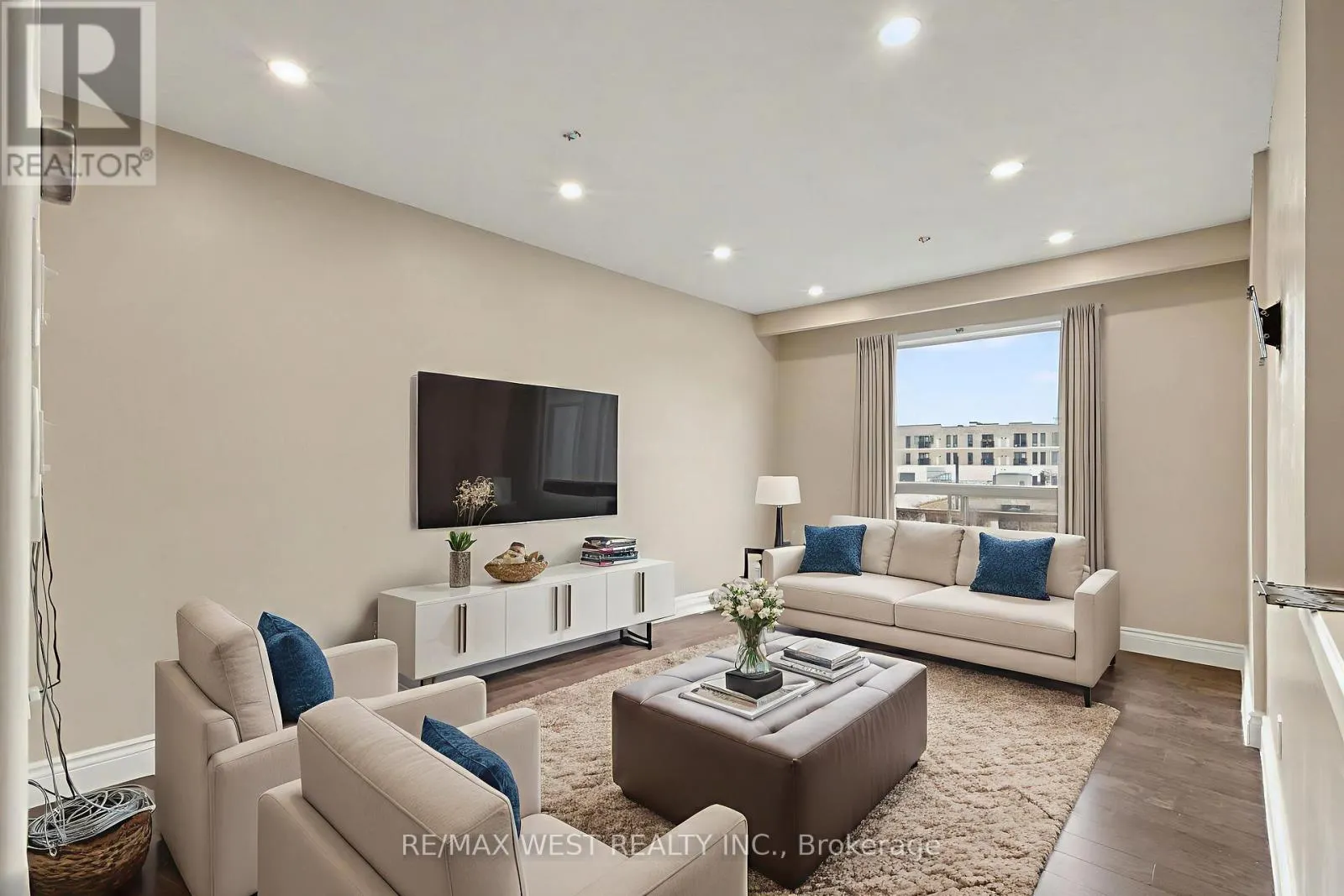 8 - 64 BRONTE STREET S