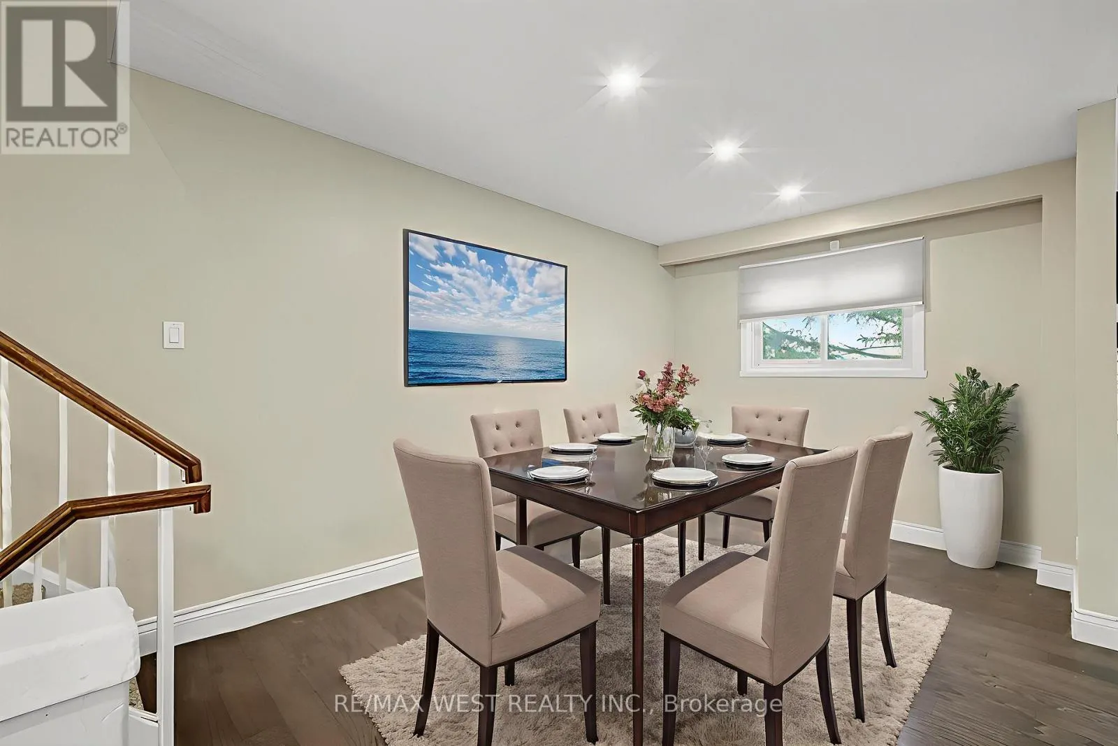 8 - 64 BRONTE STREET S