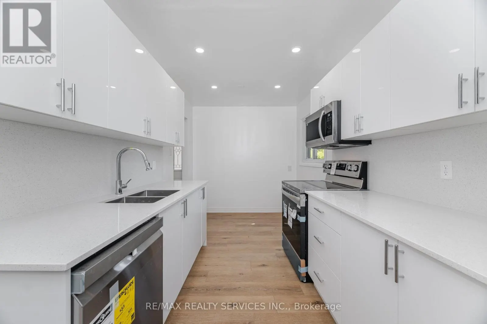 20 GREENHILLS SQUARE