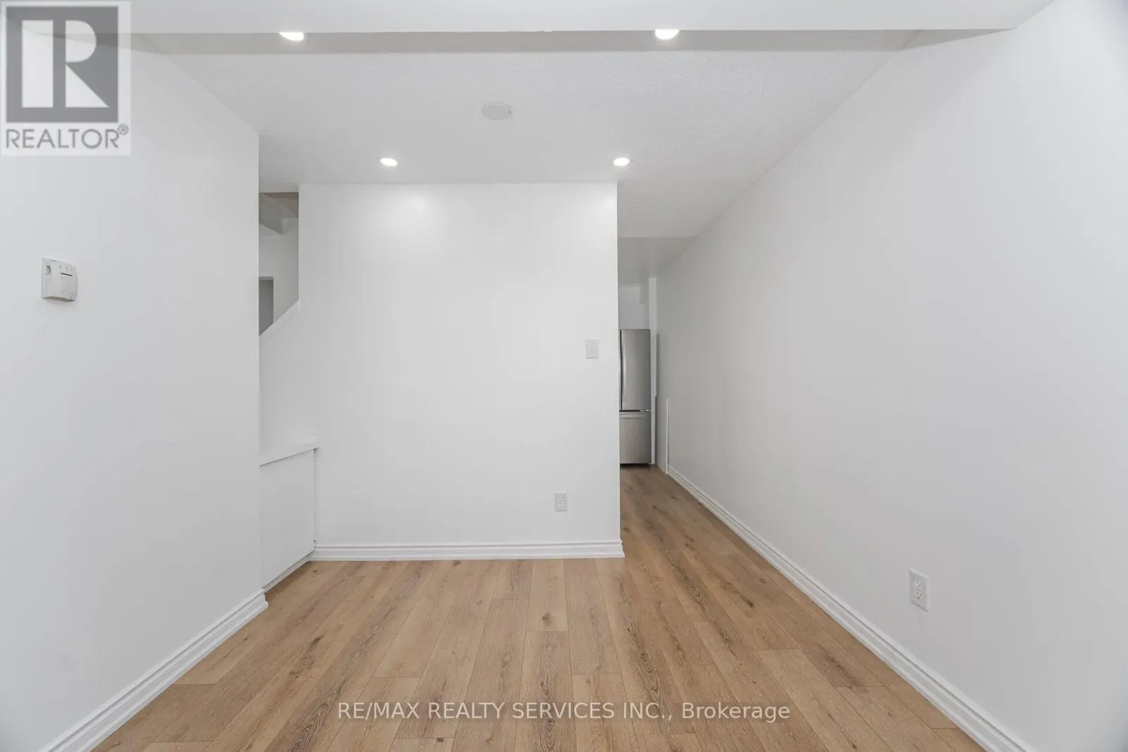 20 GREENHILLS SQUARE