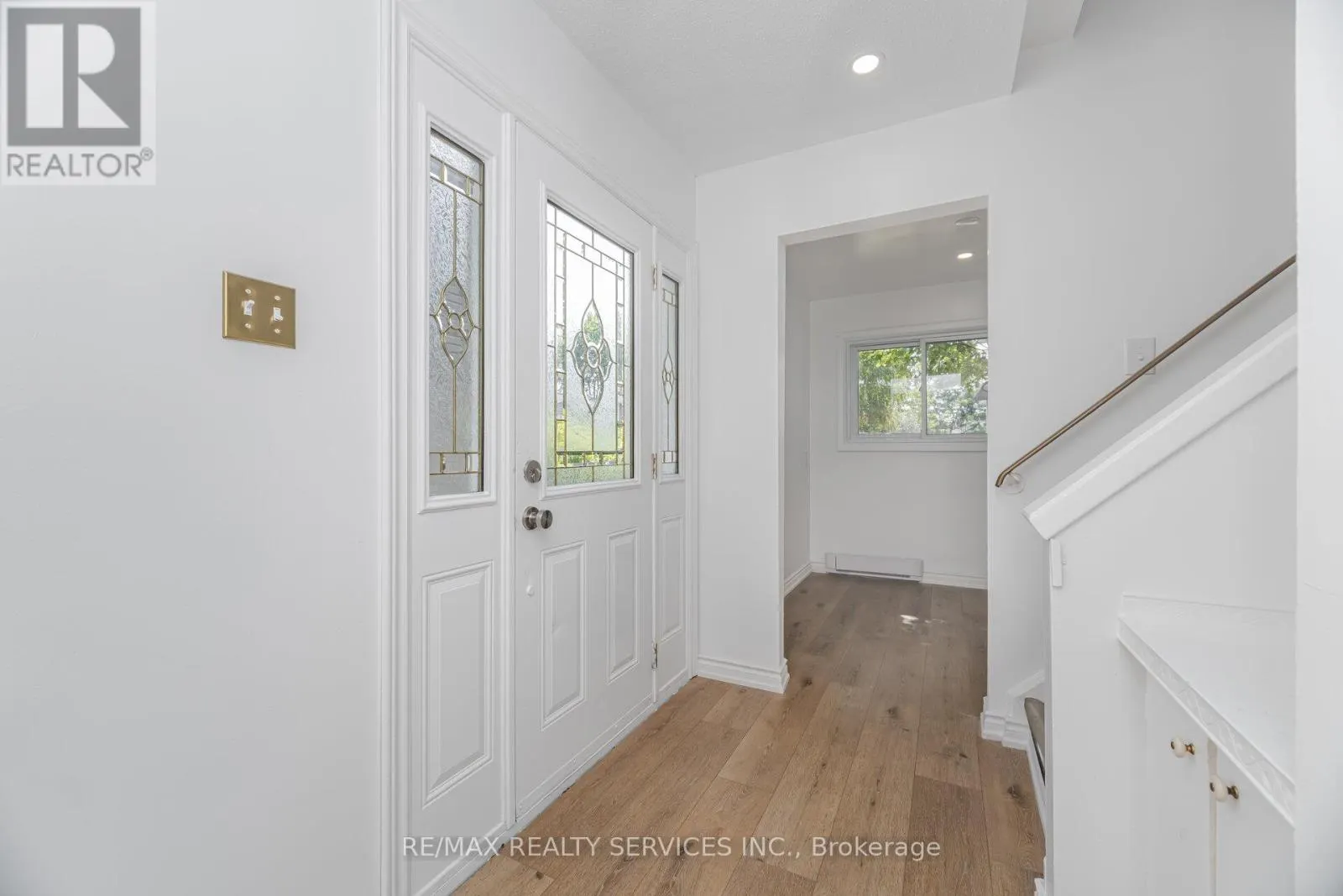 20 GREENHILLS SQUARE