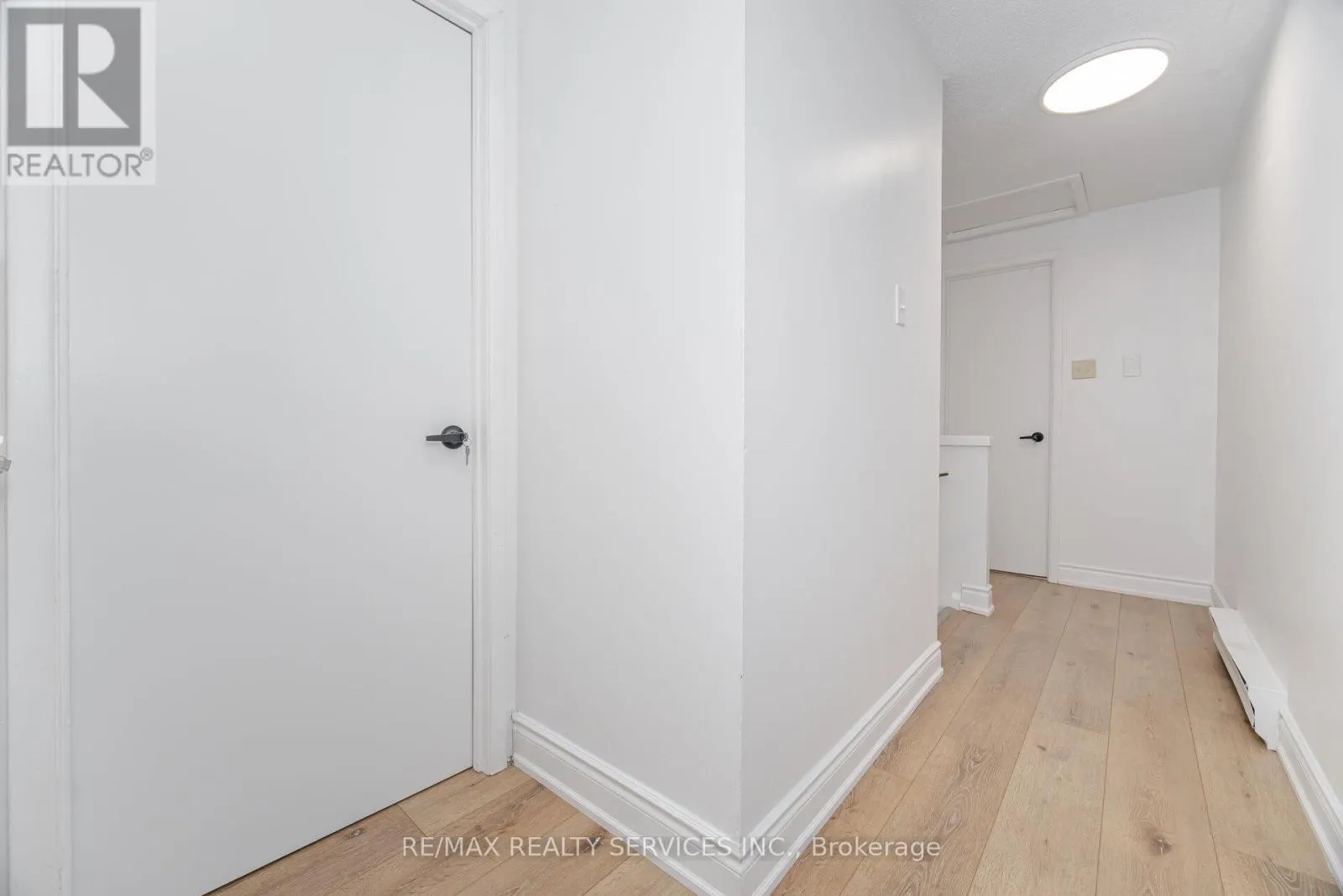 20 GREENHILLS SQUARE