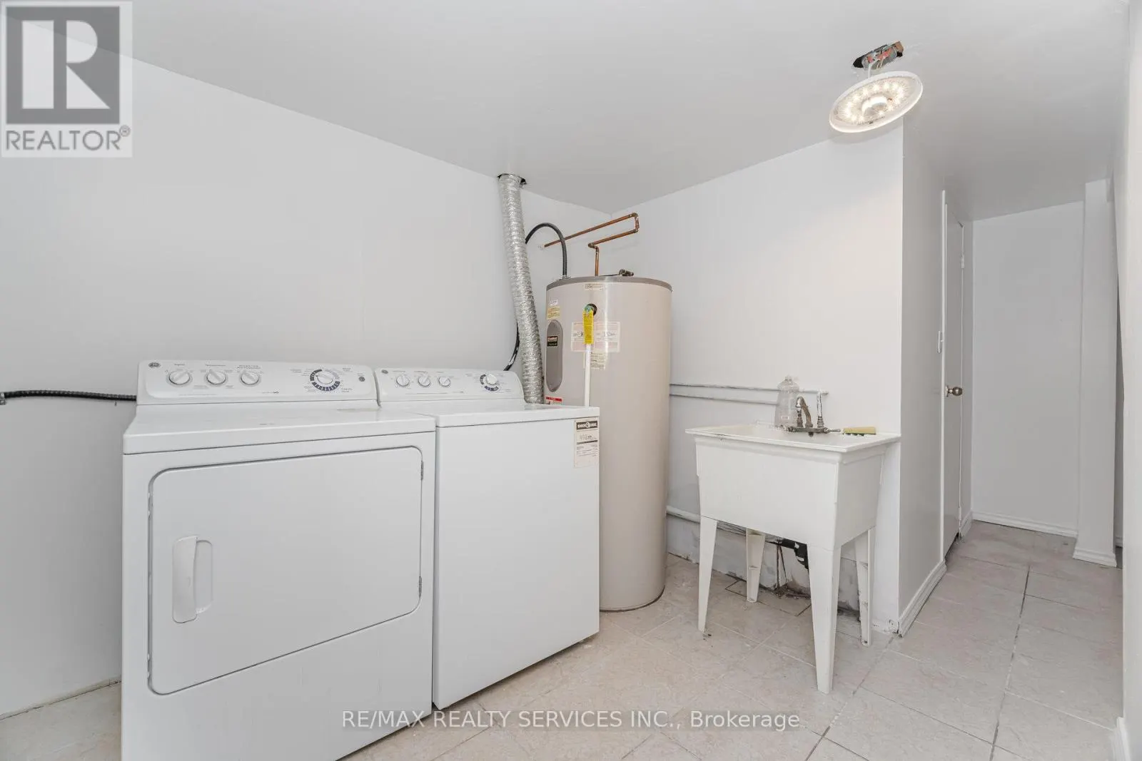 20 GREENHILLS SQUARE