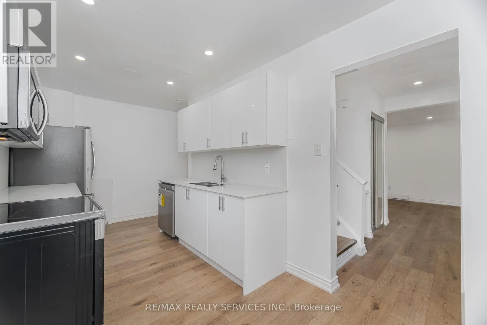 20 GREENHILLS SQUARE