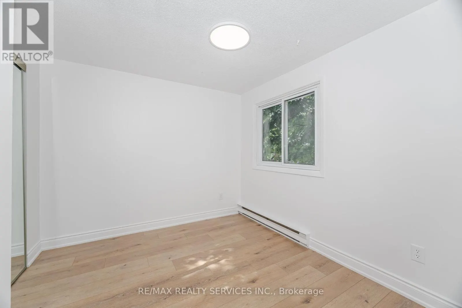 20 GREENHILLS SQUARE