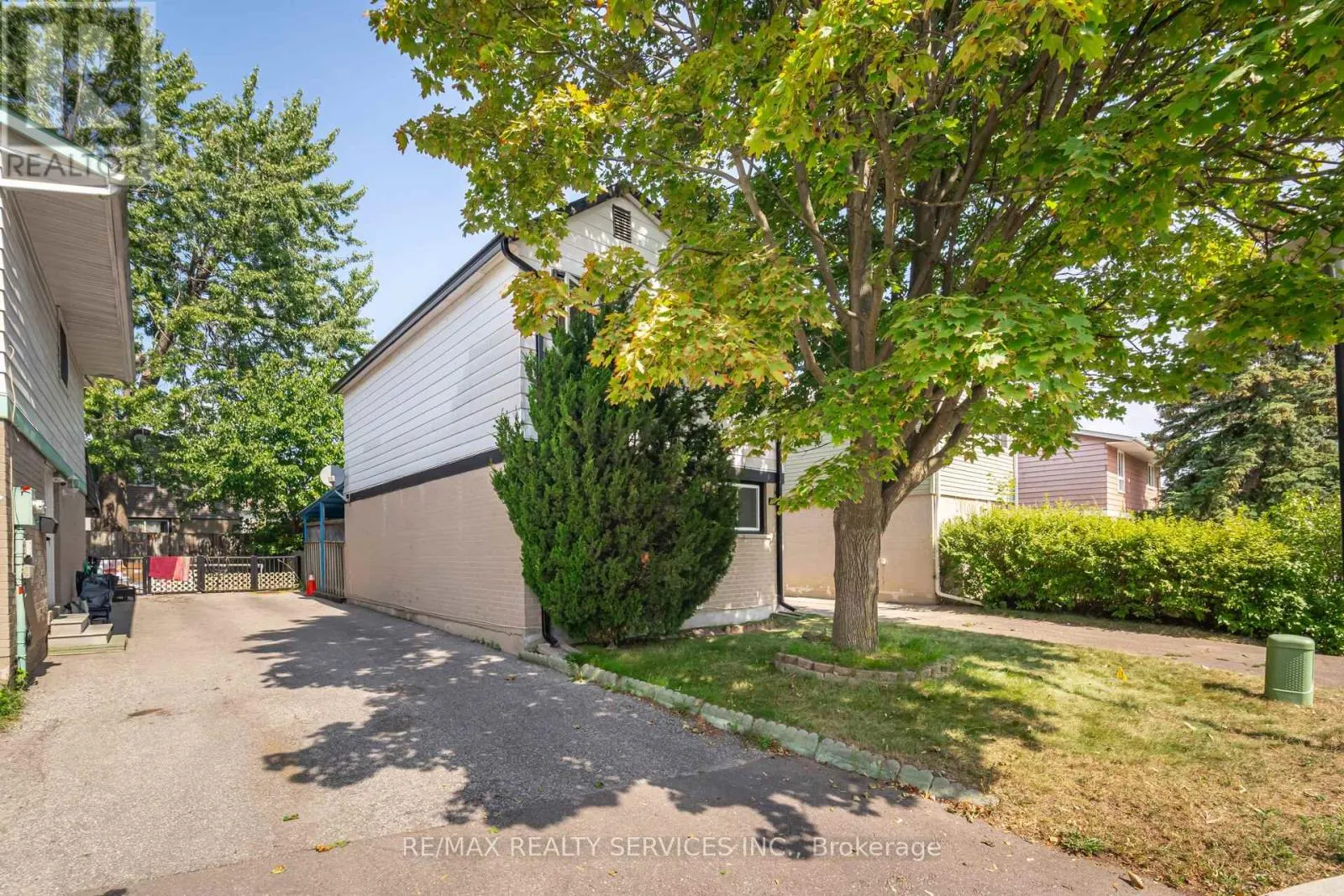 20 GREENHILLS SQUARE