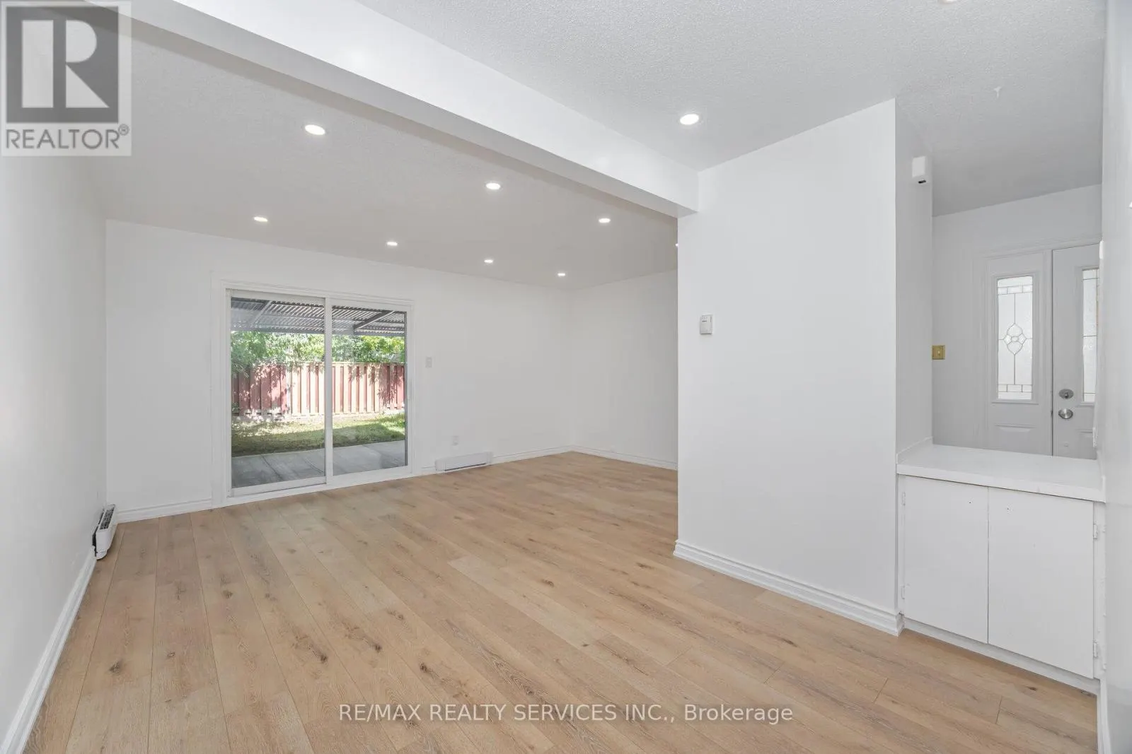 20 GREENHILLS SQUARE