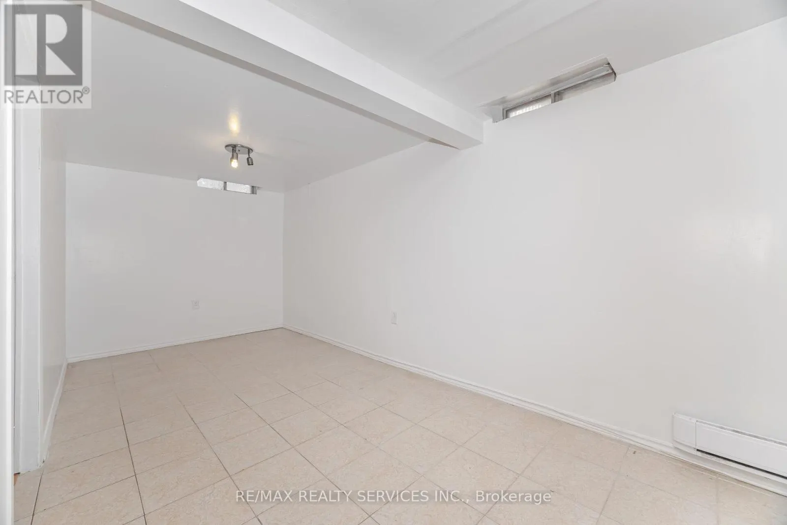 20 GREENHILLS SQUARE