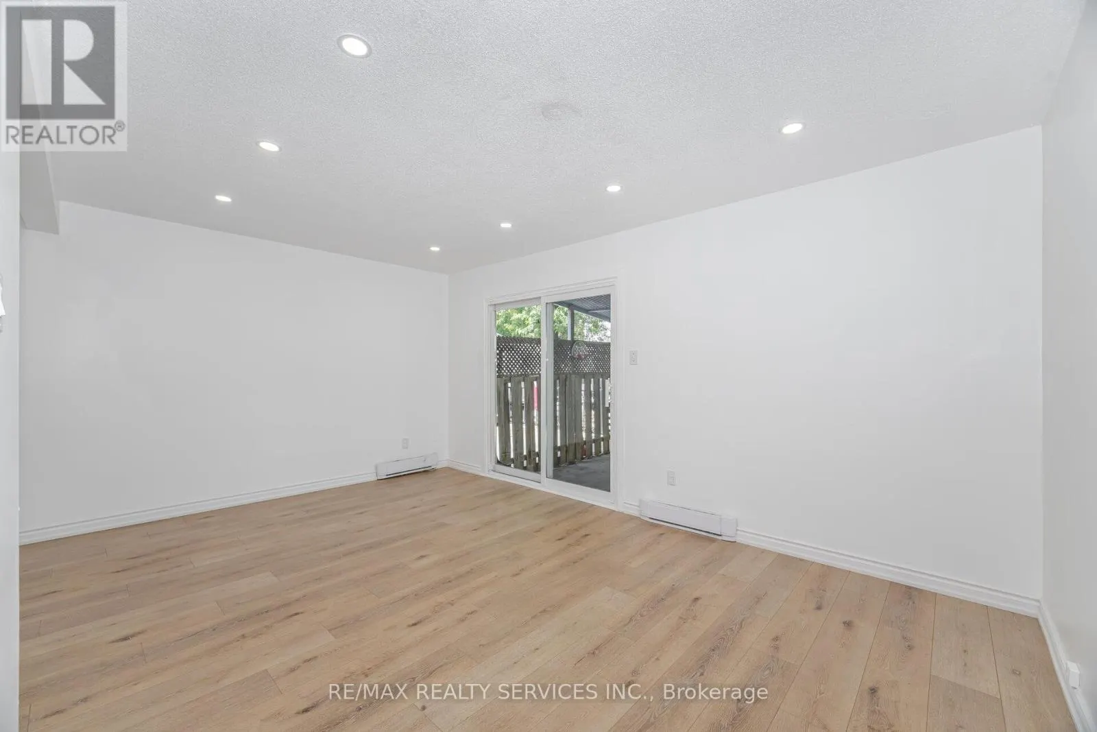 20 GREENHILLS SQUARE