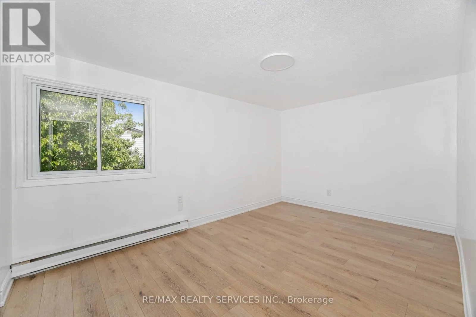 20 GREENHILLS SQUARE