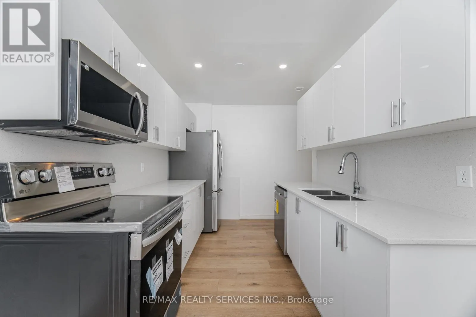 20 GREENHILLS SQUARE