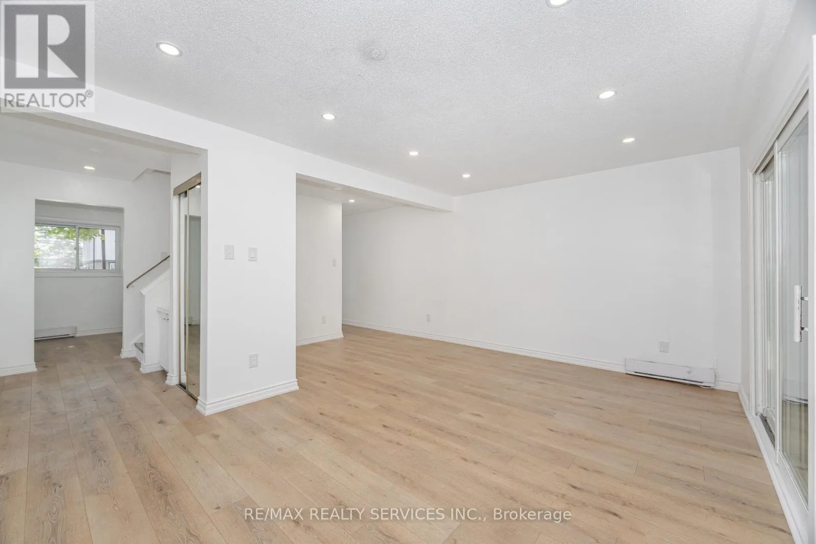 20 GREENHILLS SQUARE