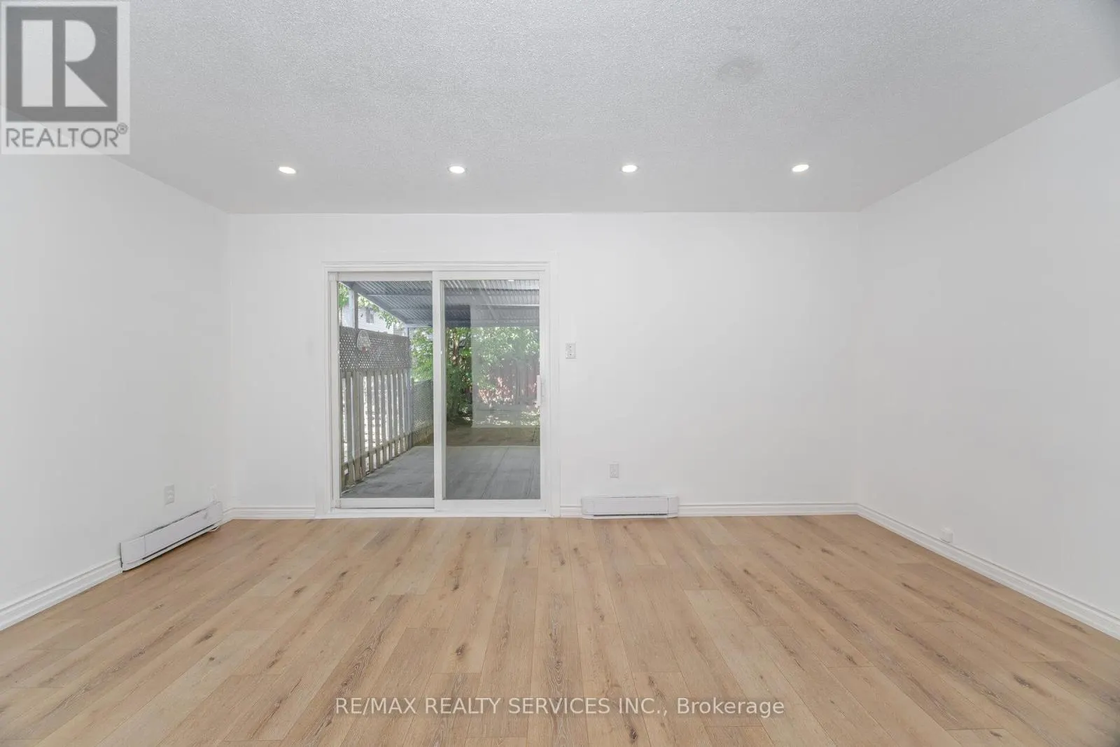 20 GREENHILLS SQUARE