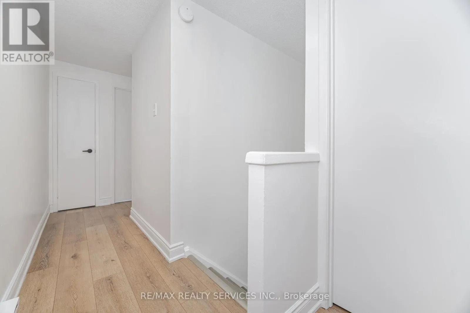 20 GREENHILLS SQUARE