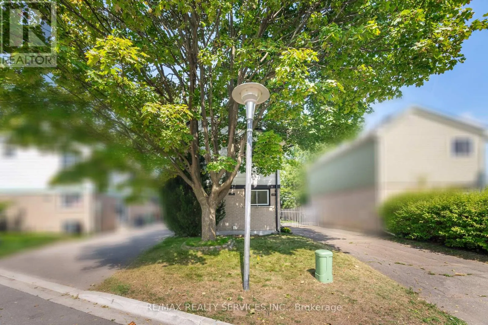 20 GREENHILLS SQUARE