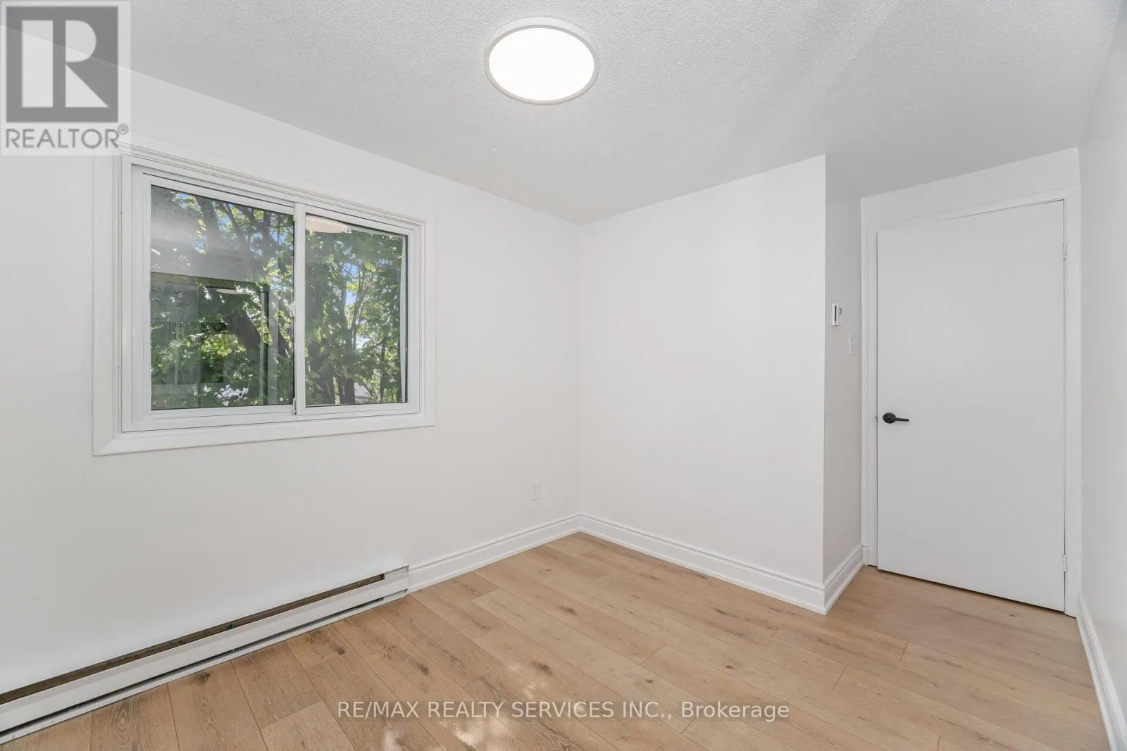 20 GREENHILLS SQUARE