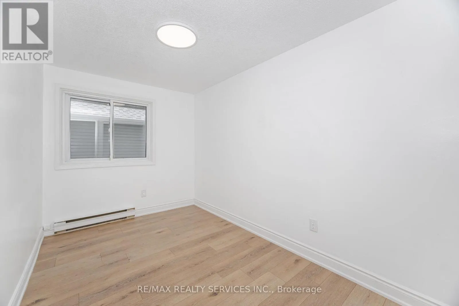 20 GREENHILLS SQUARE