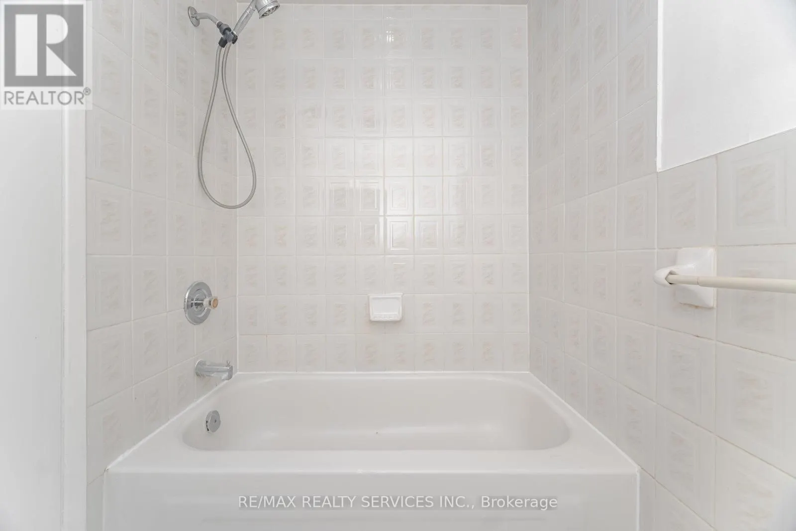 20 GREENHILLS SQUARE