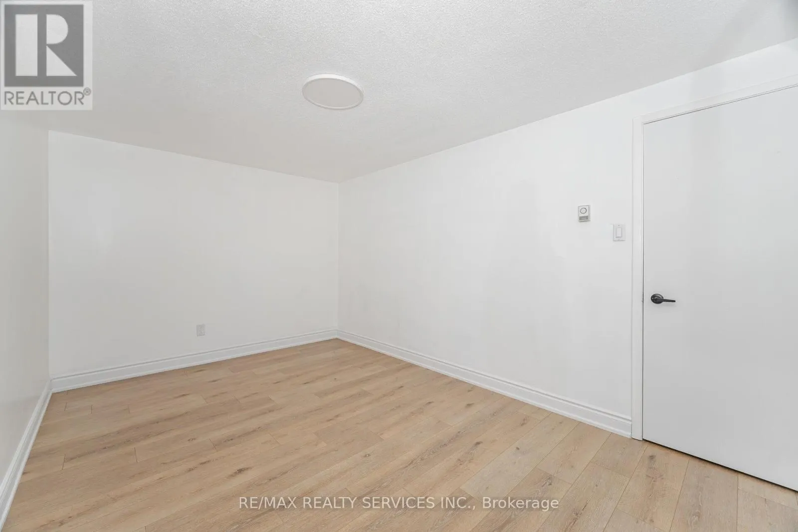 20 GREENHILLS SQUARE