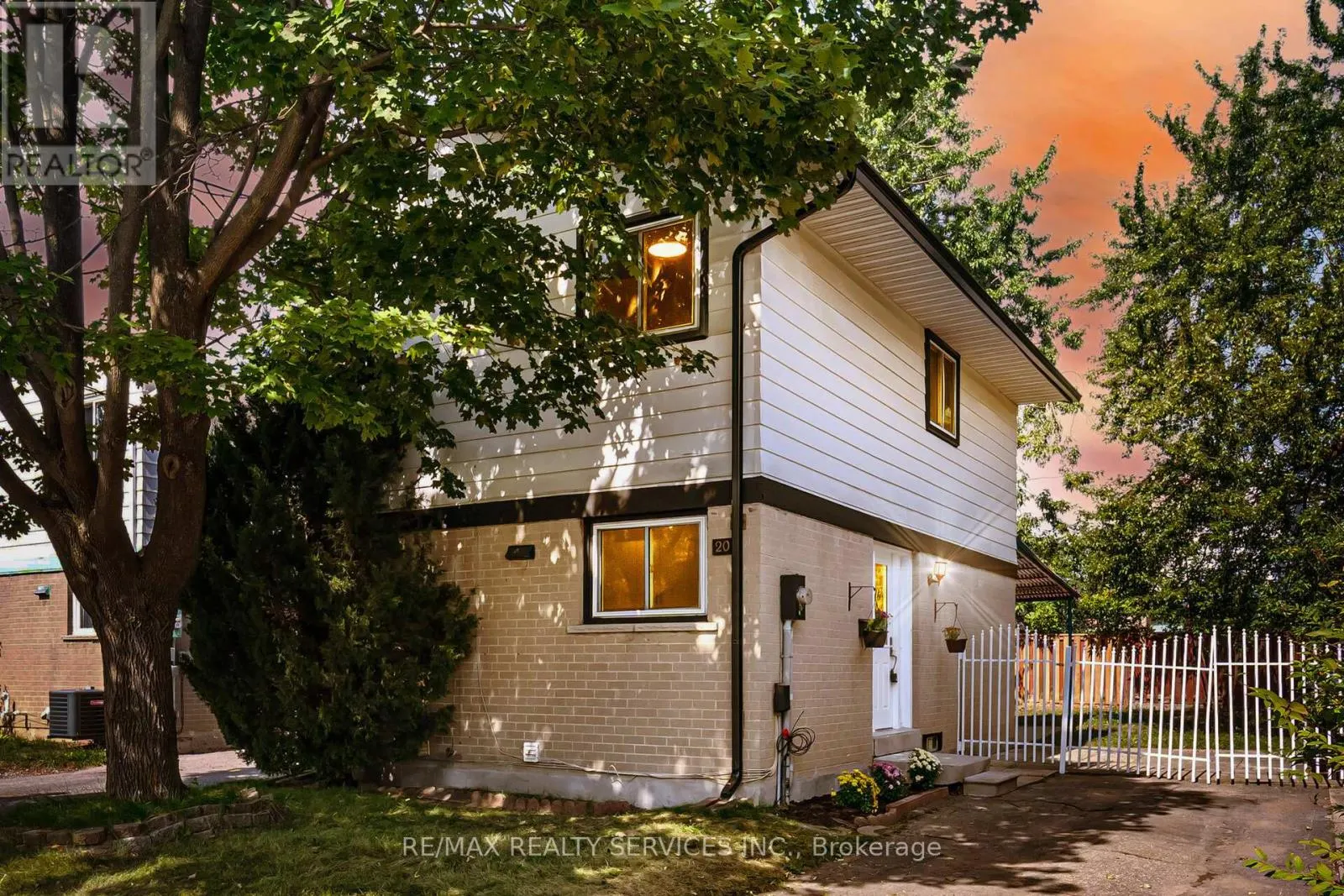 20 GREENHILLS SQUARE