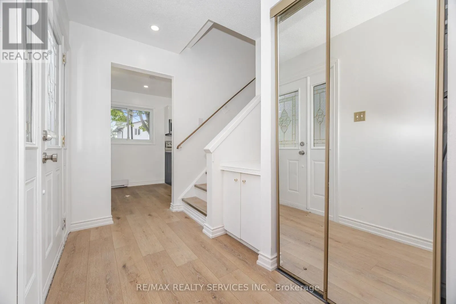 20 GREENHILLS SQUARE