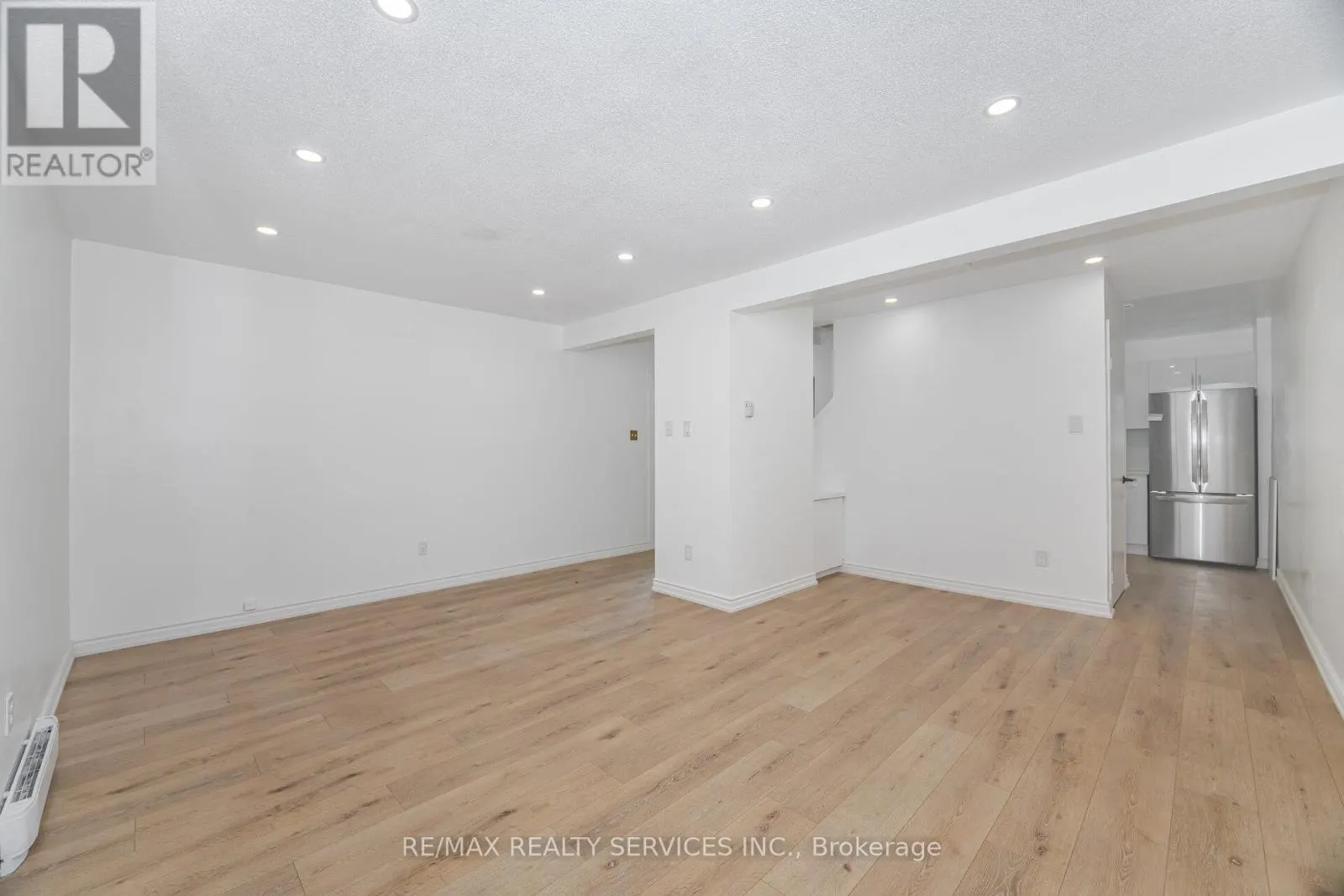 20 GREENHILLS SQUARE