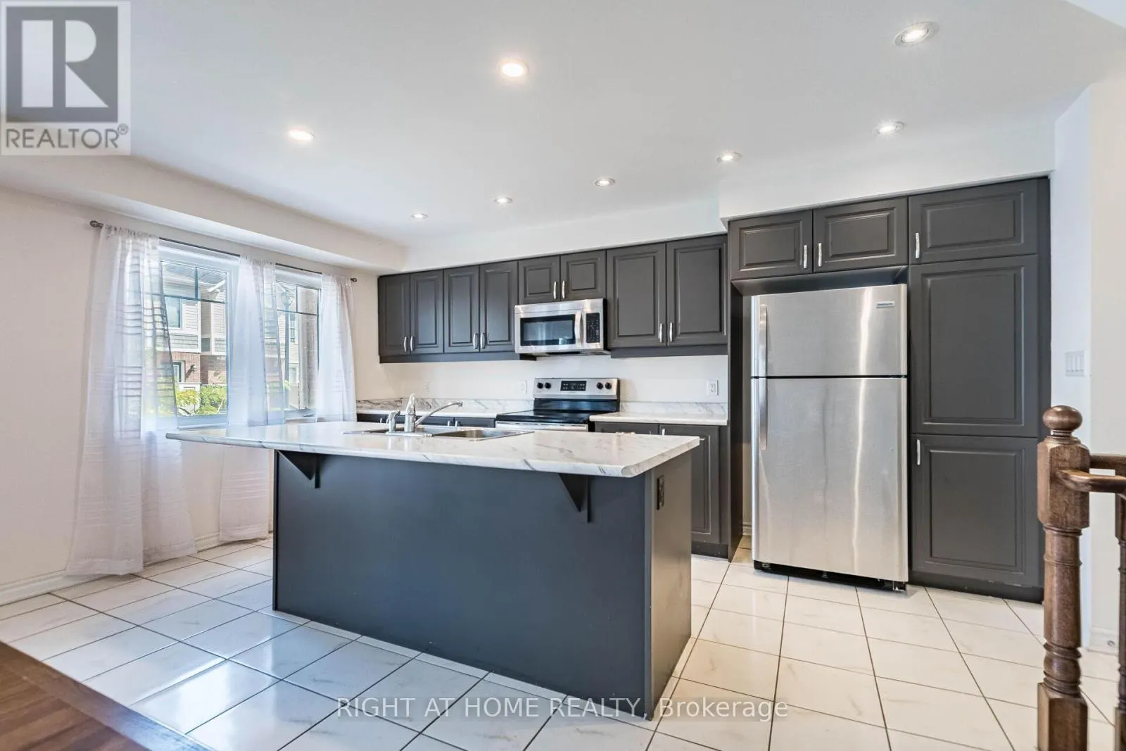 98 - 1000 ASLETON BOULEVARD